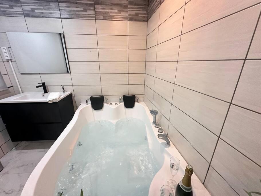 E Servagnat T3 Luxe Avec Sauna Jacuzzi Et Hammam Epernay Luaran gambar